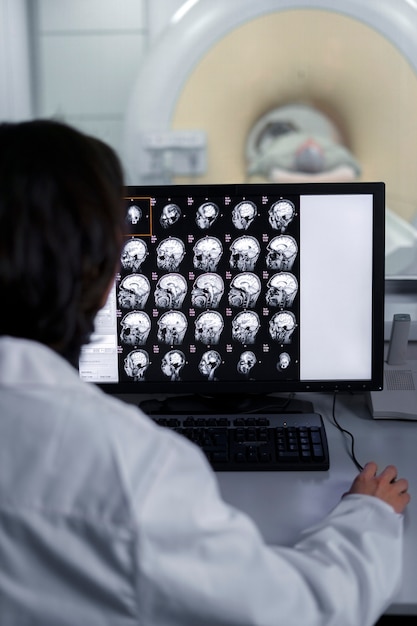 Бесплатное фото Доктор осматривает компьютерную томографию