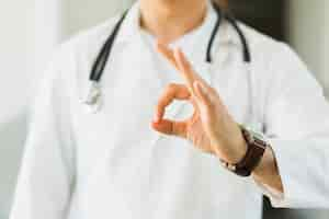 Free photo doctor making ok gesture with hand