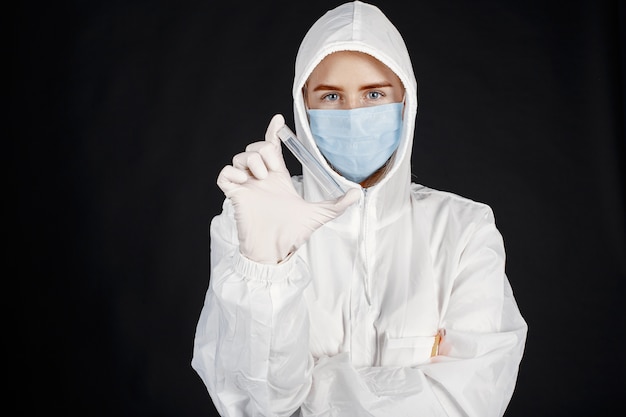 Врач в медицинской маске. Тема коронавируса. Изолированные на белом фоне. Женщина в защитном костюме.