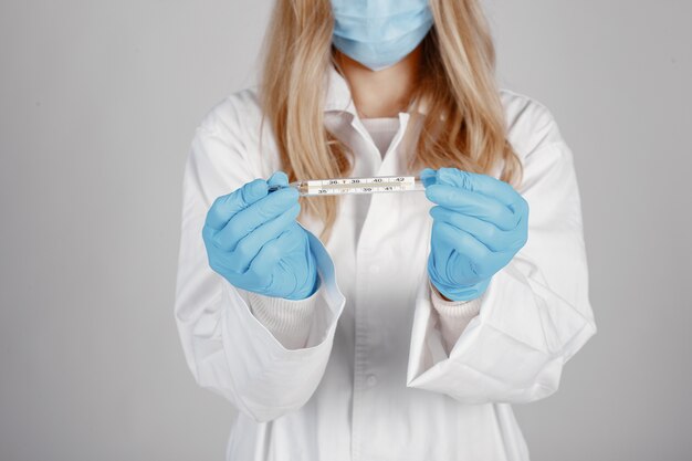 의료 마스크에 의사. 코로나 바이러스 테마. 흰색 배경 위에 절연