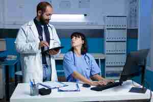 Free photo doctor and nurse doing teamwork for medical checkup