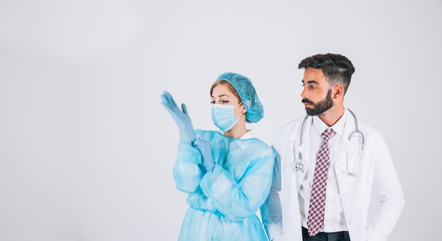 Free photo doctor and nurse posing before operation