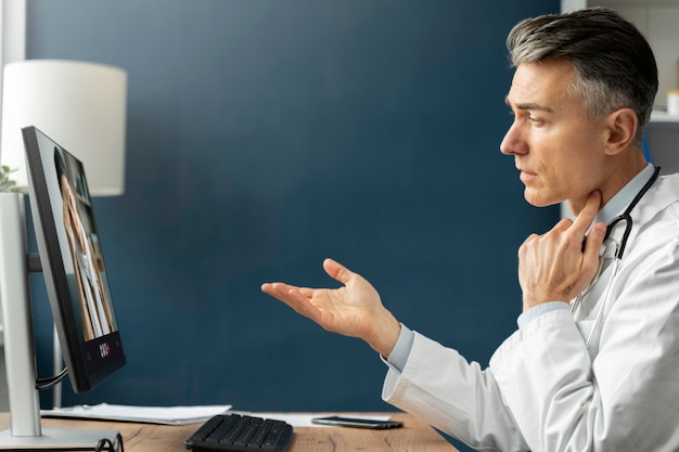 Foto gratuita medico che offre teleconsulto medico