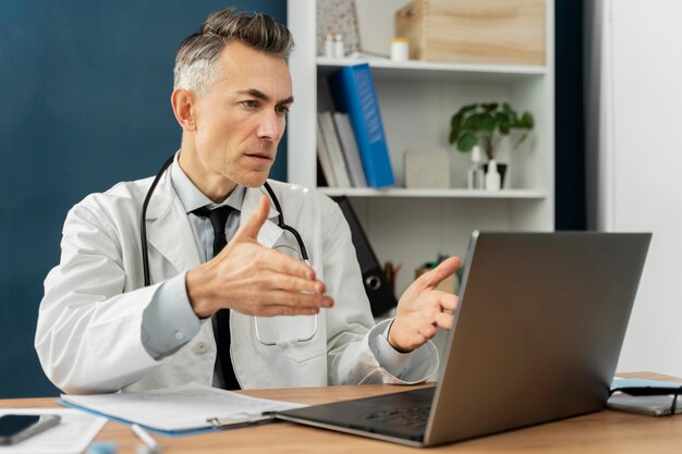 Foto gratuita medico che offre teleconsulto medico