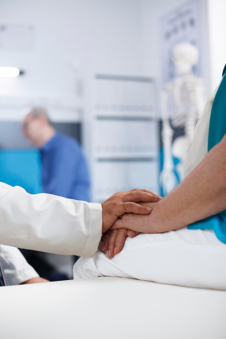 Free Photo doctor and patient consultation