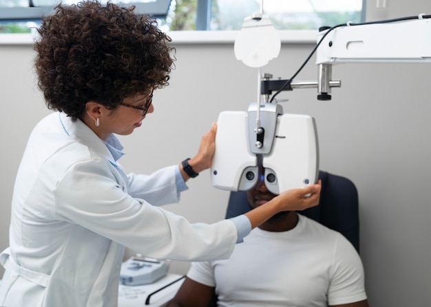 Free photo doctor and patient in ophthalmologist's office