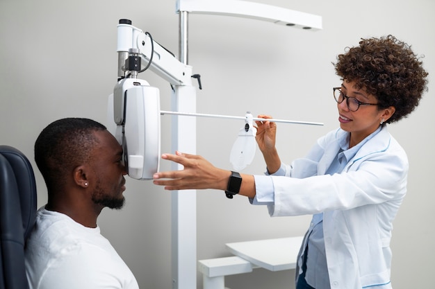 Free photo doctor and patient in ophthalmologist's office