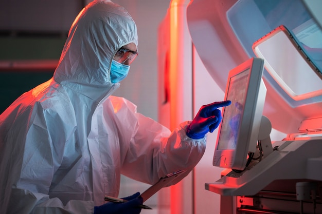 Foto gratuita medico che esegue ricerca medica in laboratorio