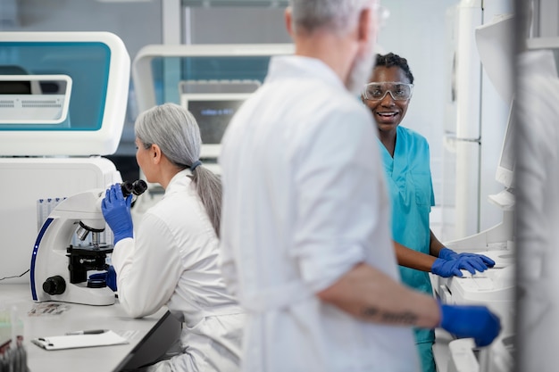 Foto gratuita medico che esegue ricerca medica in laboratorio