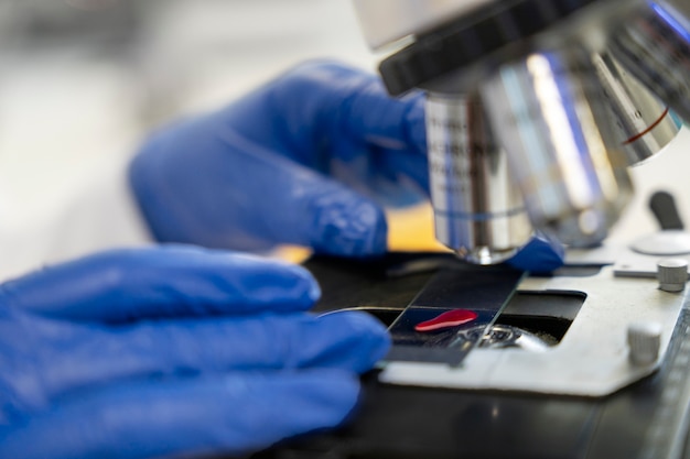 Foto gratuita medico che esegue ricerca medica in laboratorio