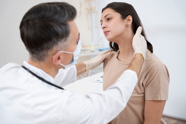 Foto gratuita medico che esegue un controllo medico di routine