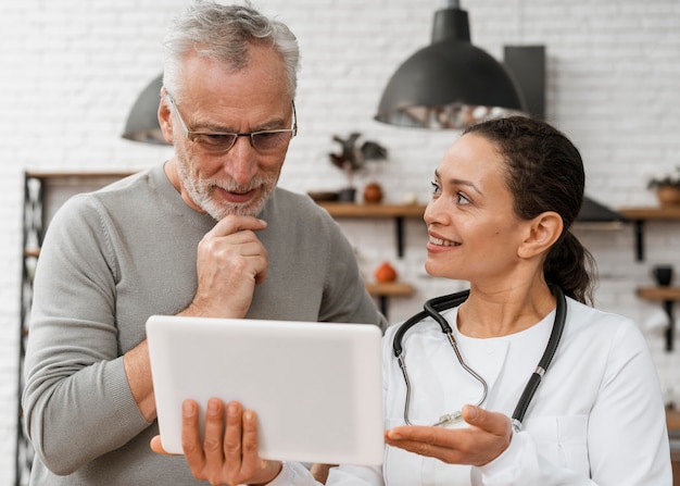 Free photo doctor posing with her patient