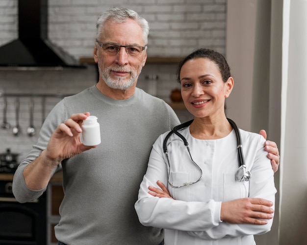 Free photo doctor posing with her patient