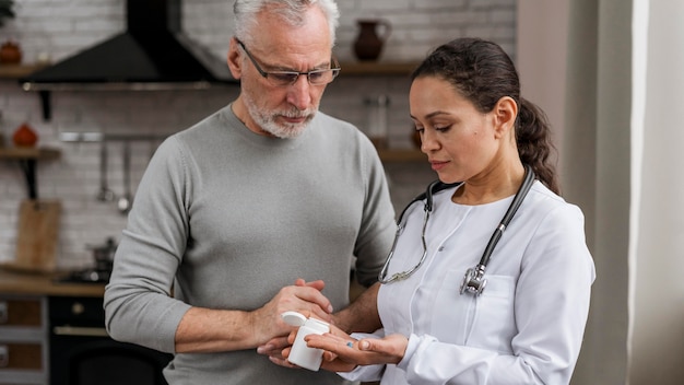 Free photo doctor posing with her patient