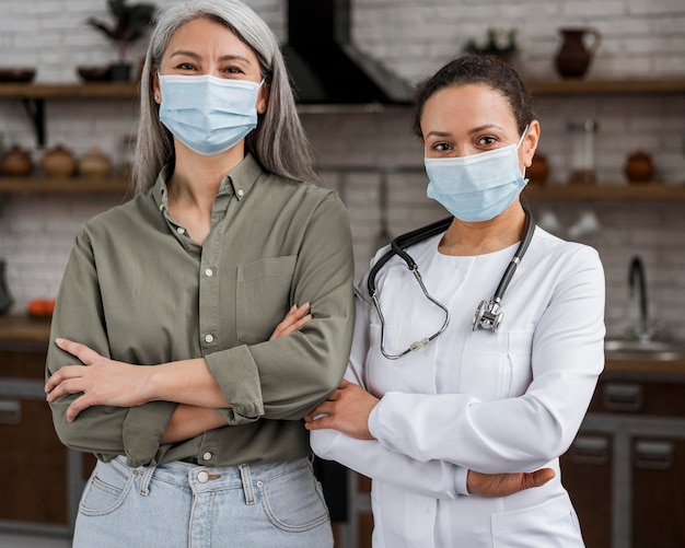 Foto gratuita medico in posa con il suo paziente