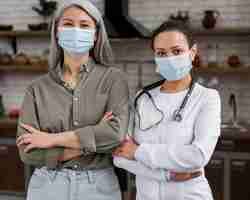 Free photo doctor posing with her patient