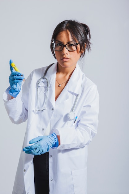 Free photo doctor posing with medicine