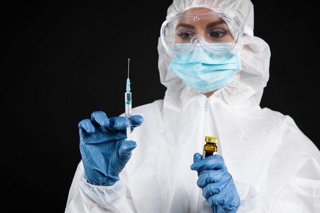 코로나 바이러스 백신을 준비하는 의사