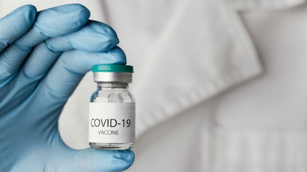 covid-19ワクチンを準備している医師