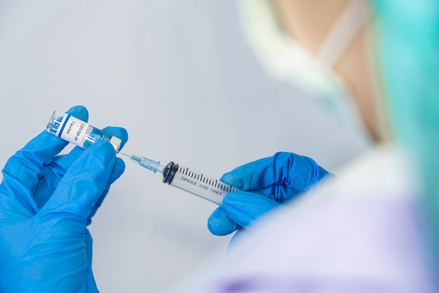 인간 임상 주사 시험을 준비하는 의사 예방 접종 covid-19 코로나 바이러스 백신 접종