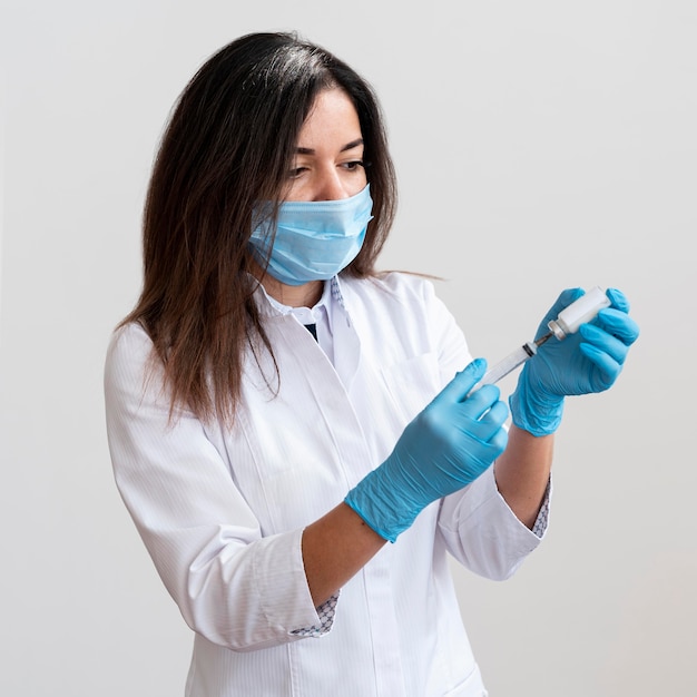 Free photo doctor preparing medical vaccine