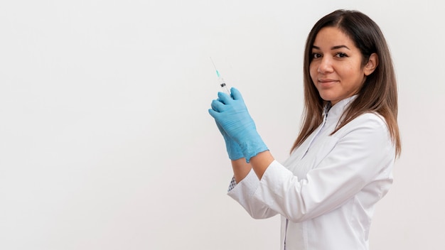 Free photo doctor preparing medical vaccine