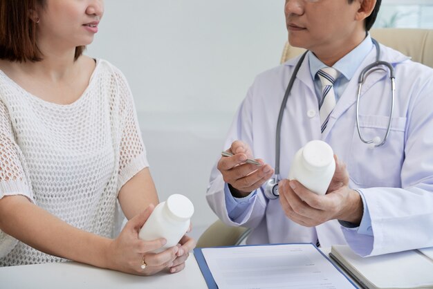 Free Photo doctor prescribing pills