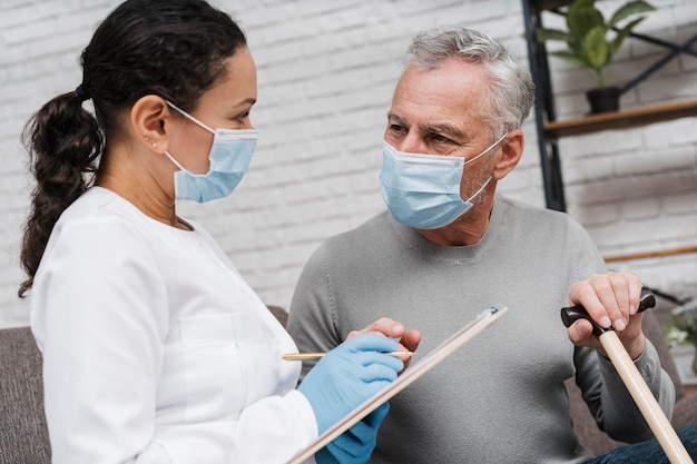 Foto gratuita medico che presenta il trattamento medico