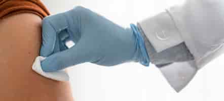 Бесплатное фото Врач оказывает давление на руку человека после вакцинации