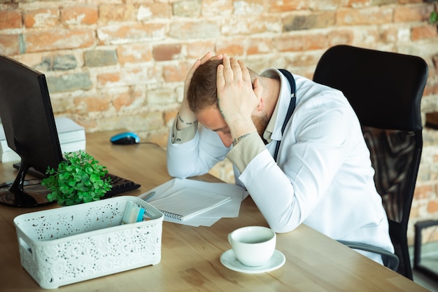 Free photo doctor resting after consulting for patient