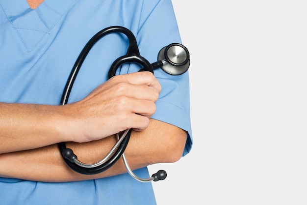 Free photo doctor's hand holding a stethoscope closeup