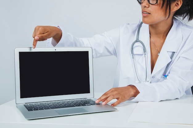 Foto gratuita presentazione del medico sul computer portatile