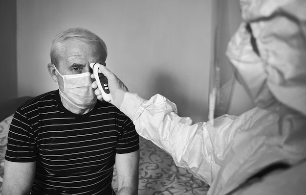 Foto gratuita la visita del medico a casa durante la quarantena globale covid19 resta a casa salva vite