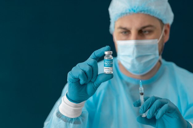 covid 19 백신을 들고 있는 특수 장비의 의사