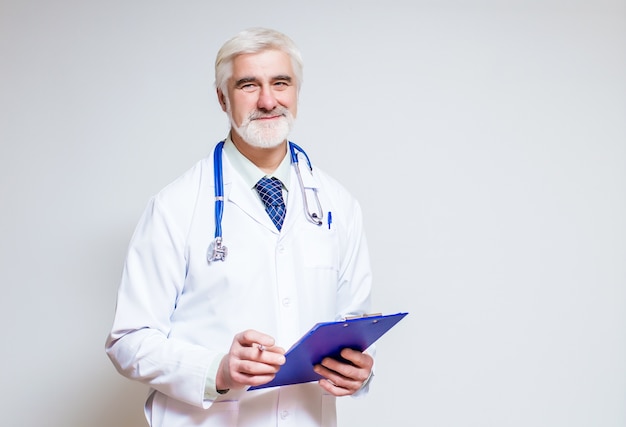 免费照片医生站在一个文件夹和一个听诊器