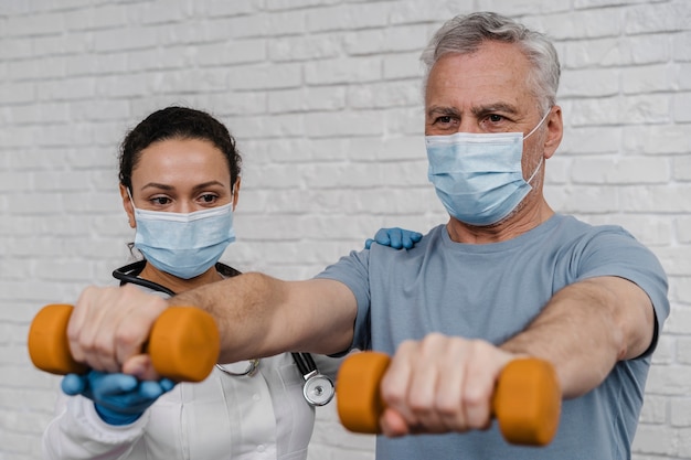 Foto gratuita medico che inizia un piano di recupero con il suo paziente