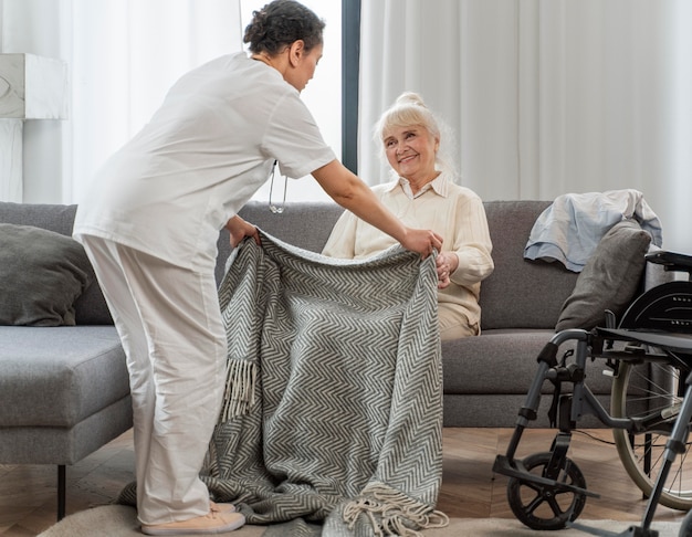 Free photo doctor taking care of senior woman at home