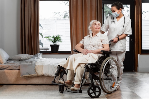 Free photo doctor talking with her elder patient