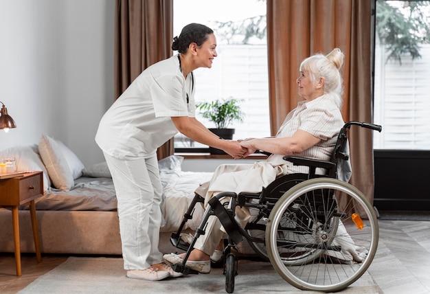 Free photo doctor talking with her elder patient