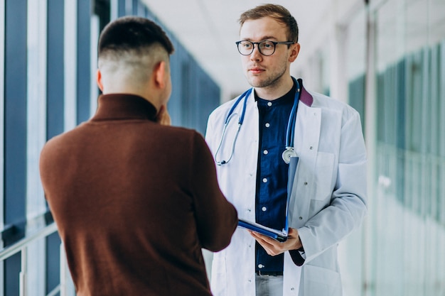 Foto gratuita medico che parla con il suo paziente alla clinica