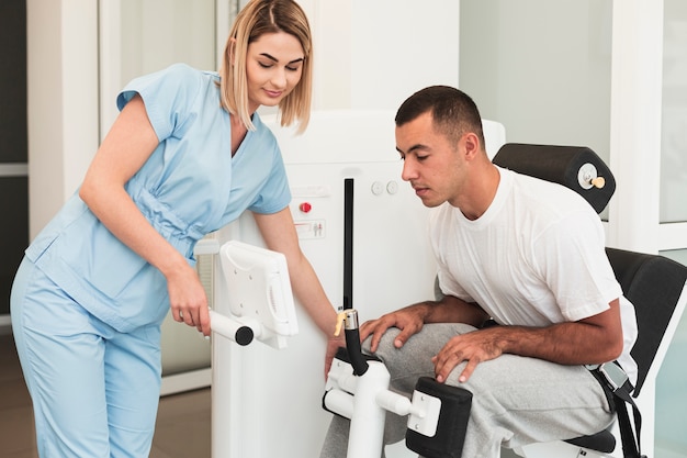 Free photo doctor teaching patient how to use medical device