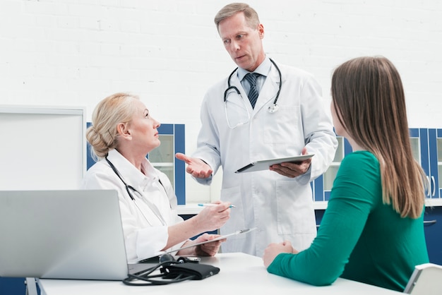 Free photo doctor tending to a patient