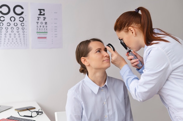 Free photo doctor testing patient eyesight