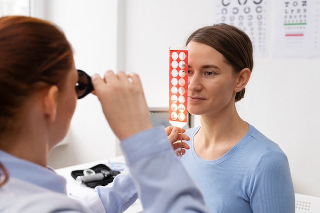 Free photo doctor testing patient eyesight