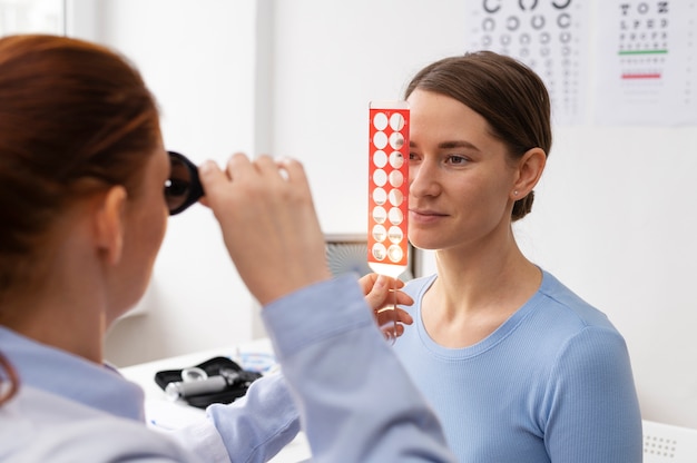 Foto gratuita medico che esamina la vista del paziente