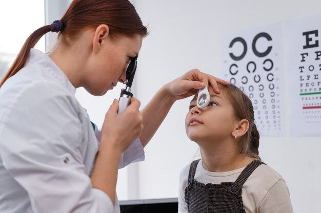 Medico che esamina la vista del paziente