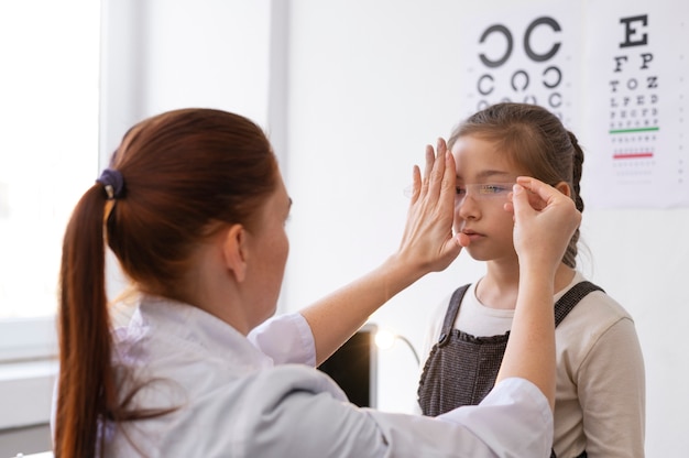 Foto gratuita medico che esamina la vista del paziente