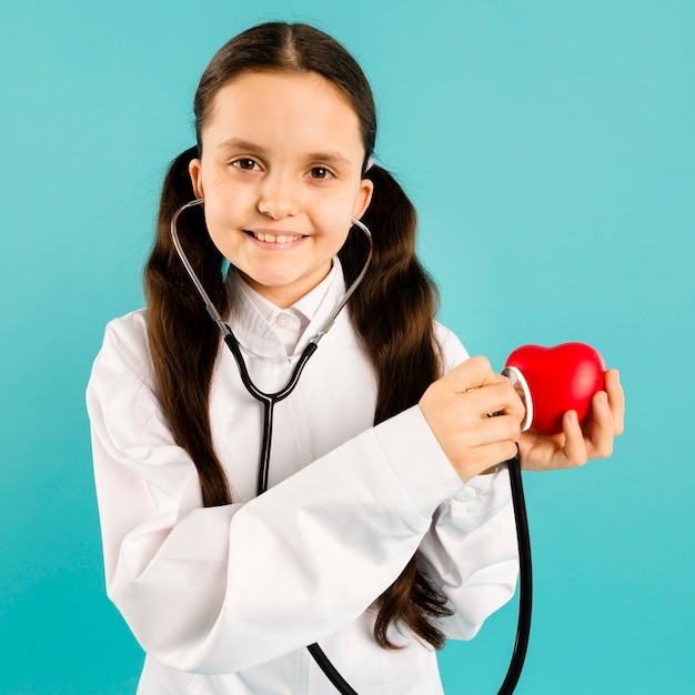 Foto gratuita medico che usando alto vicino dello stetoscopio