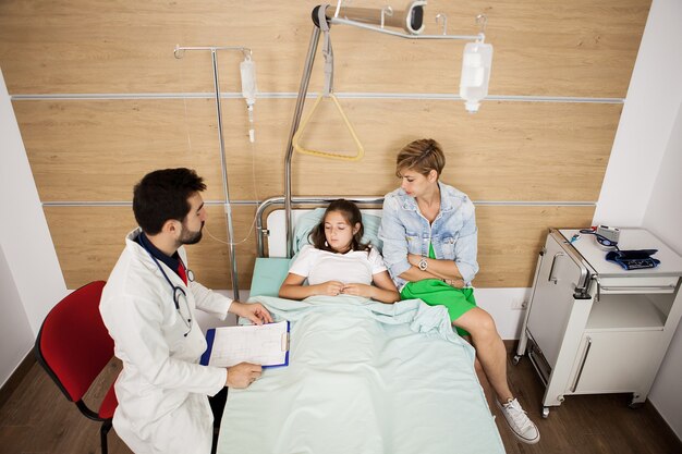 Doctor visitin her patient in hospital room