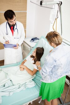 病室​で​患者​の​女の子​を​訪問する​医師